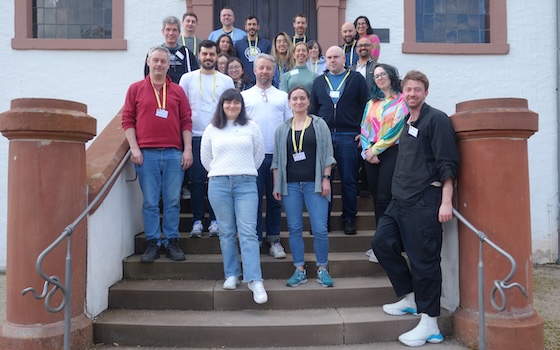 The participants in the seminar, standing on stairs outside.