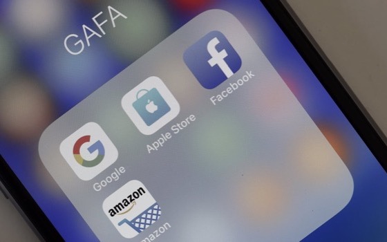 A phone screen showing a folder named GAFA with the Google, Apple Store, Facebook, and Amazon apps.